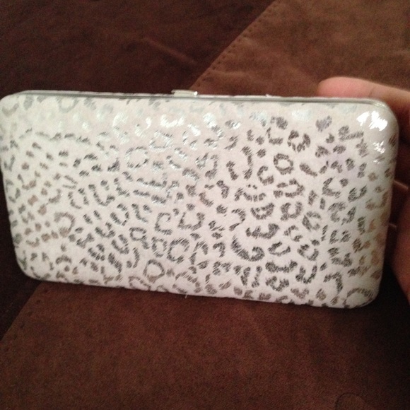 Claire's wallet