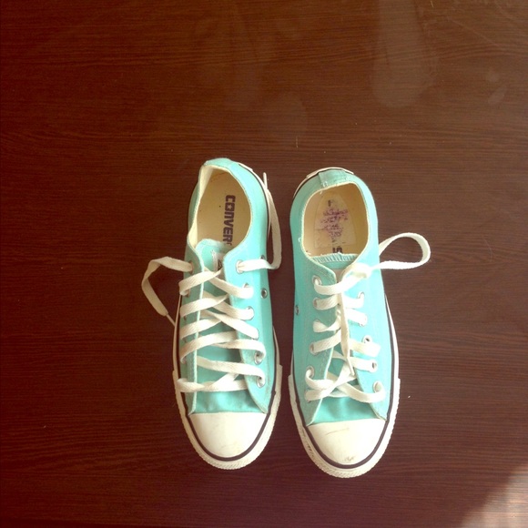 women's light blue chuck taylors