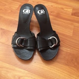 Gianni Bini leather kitten heels