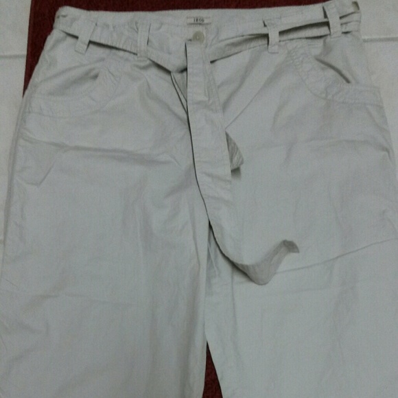 NEW Izod Beige Capris