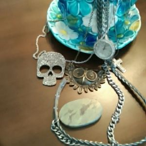 Skull pendant necklace