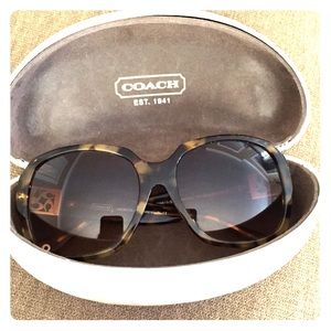 Oversized COACH tortoise shell sunnies +case! ☀️😎