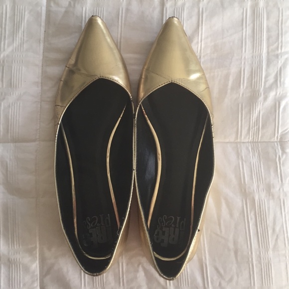 MAKE AN OFFER Gold Pointy Flats