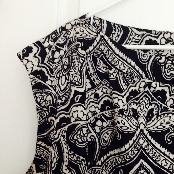 Talbots black & white patterned sleeveless blouse - Picture 2 of 3