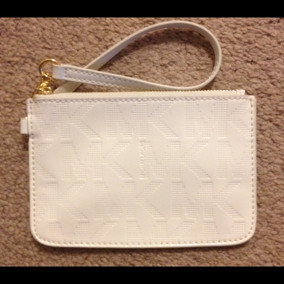 Michael Kors Handbags - SALE!! NWOT Michael Kors gorgeous white wristlet