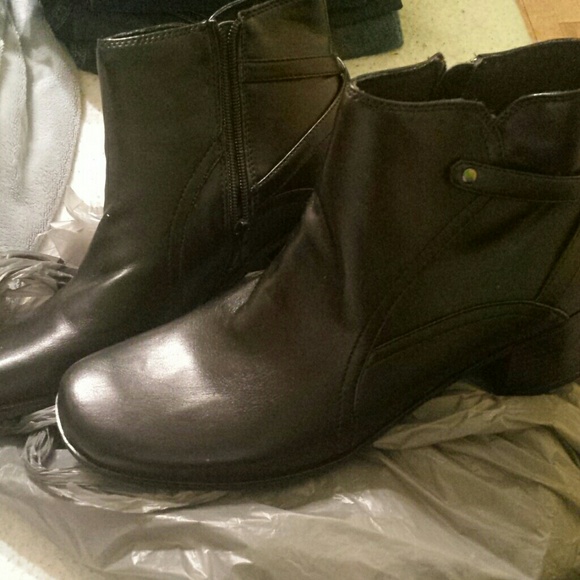Short black boots