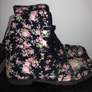 Floral 🌸🌷 Boots