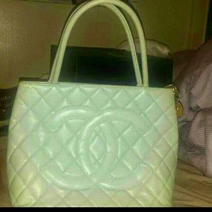 Authentic chanel vintage medallion mint TRADES