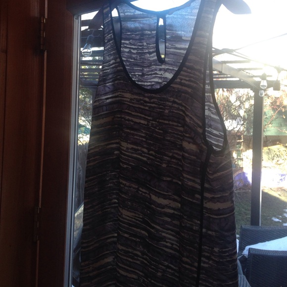 Hi-Lo Sheer Sleeveless Tunic by Lush - Picture 4 of 4