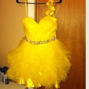 Yellow puffy dress!😁💛 prom alert!🚨