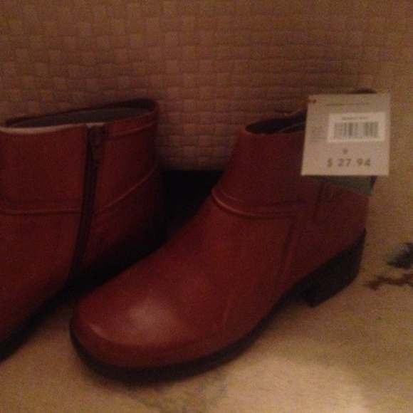 Brand new earth shoes never worn size 9