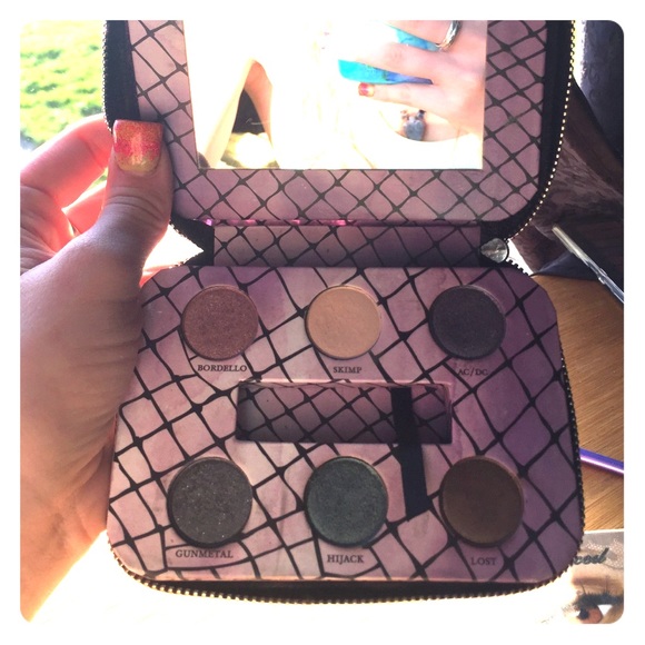 Zipper-Close Urban Decay Feminine Palette