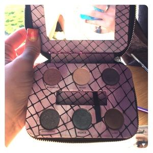 Zipper-Close Urban Decay Feminine Palette