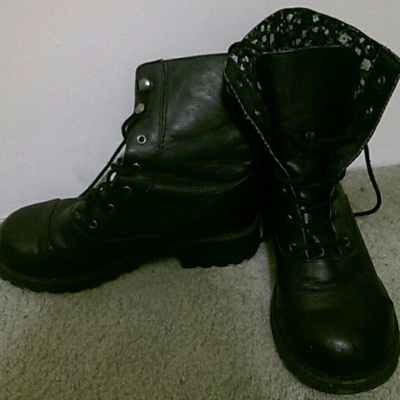 Combat style boots