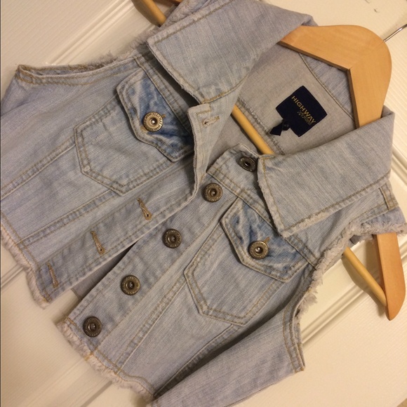 Denim Crop Sleeveless Jacket - Picture 2 of 3
