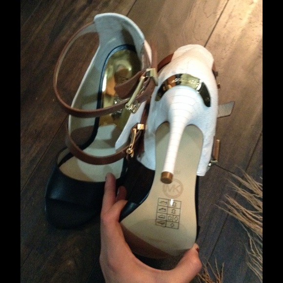 Gorgeous 😍 3Tone Leather Heel - Picture 4 of 4