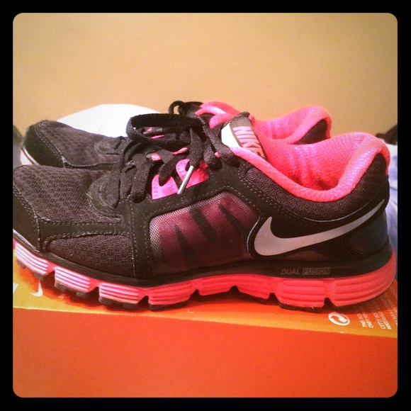Nike dual fusion coral or pink and black size 8