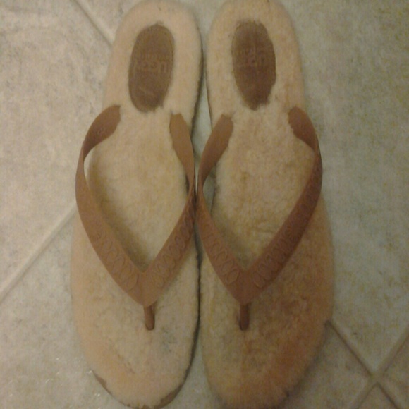 SOLD ______UGGS flip flops
