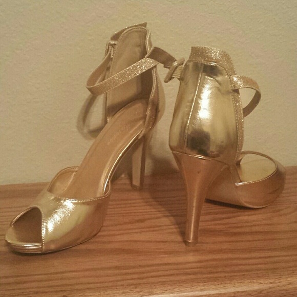 Glittery Gold platform heels - Picture 2 of 4