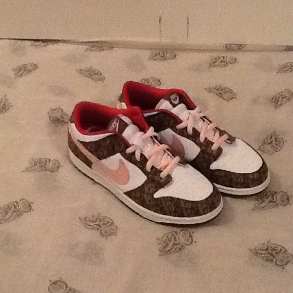 Nike dunk low XOXO edition