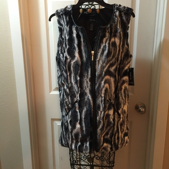 NEW ☕️black white faux fur vest, so soft &classy🍷