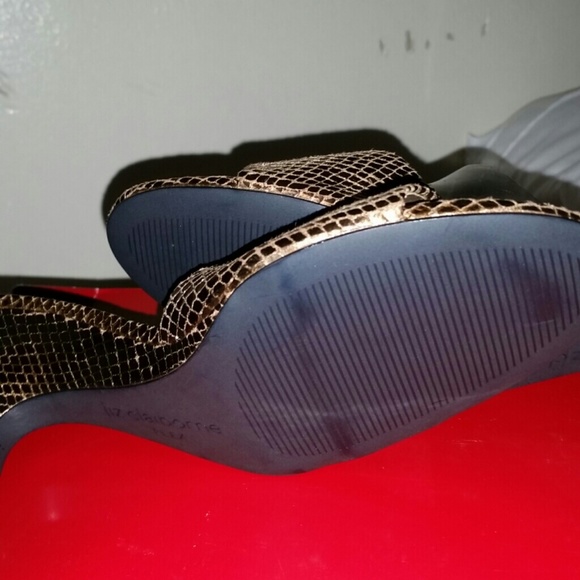 NEW Liz Claiborne Copper Snakeskin Sandal - Picture 2 of 3