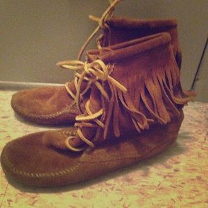 MINNETONKA FRINGE BOOTS IN TAUPE