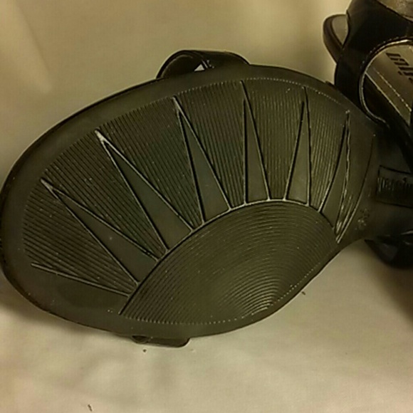 Heels - Picture 2 of 4