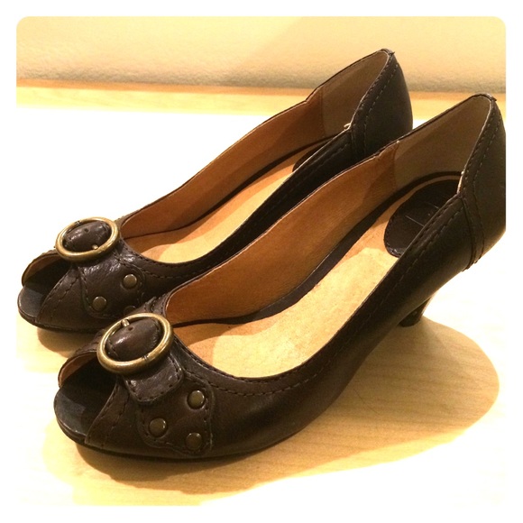 Frye Maya Peep Toe pump in dark brown sz 8 EUC