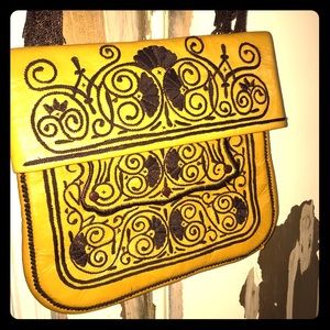 Vintage yellow embroidered shoulder strap hang bag
