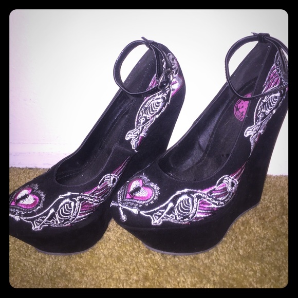 Black skeleton wedges. PERFECT FOR HALLOWEEN!