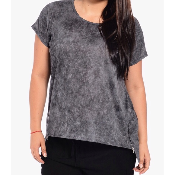 NWOT Zippered grey tee