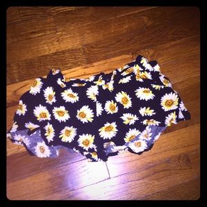 Adorable Daisy Fabric shorts!! 🌻