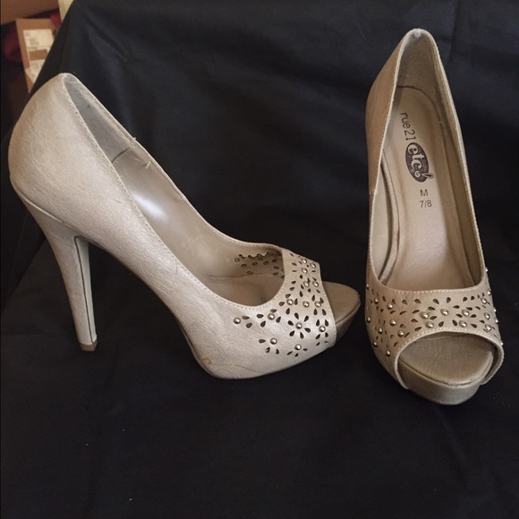 Beige/tan heels