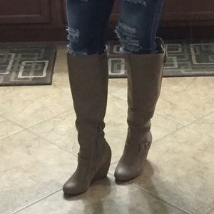 Cream/light brown boots