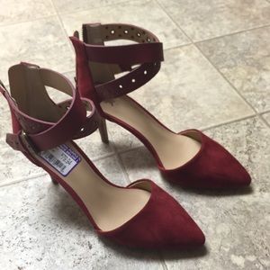 😍 Brand new* Burgundy joe's heels .