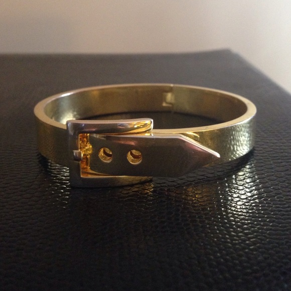 C Wonder Buckle Bangle in gold