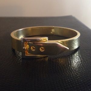 C Wonder Buckle Bangle in gold