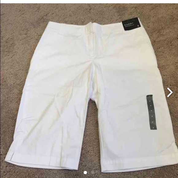 💥Price lowered! White Bermuda Shorts - Picture 1 of 1