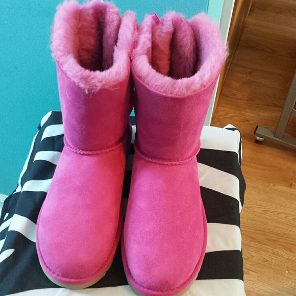 *SOLD* Women's Bailey Bow UGG boots - Picture 2 of 4
