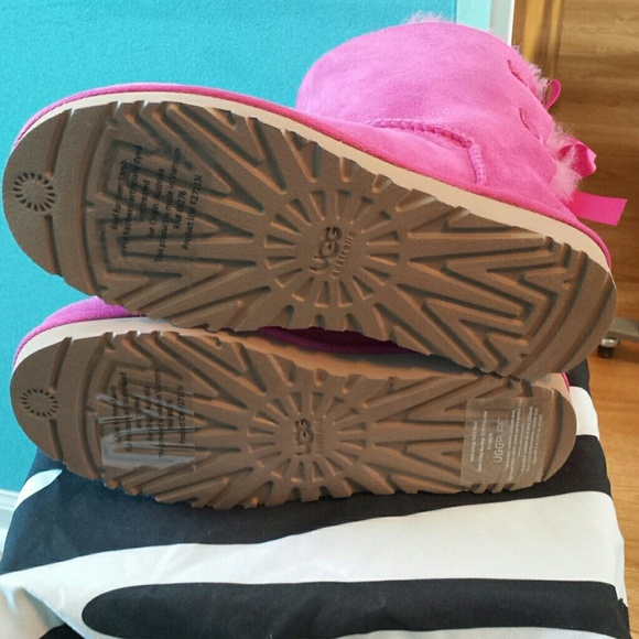 *SOLD* Women's Bailey Bow UGG boots - Picture 3 of 4