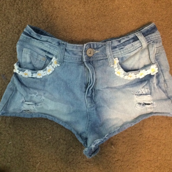 Light denim short shorts with flower lined pockets