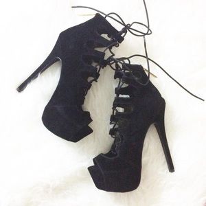Black Faux Laced Pumped Scandal
