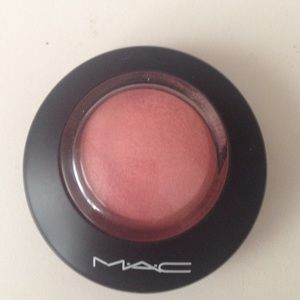 MAC blush in "Dainty"