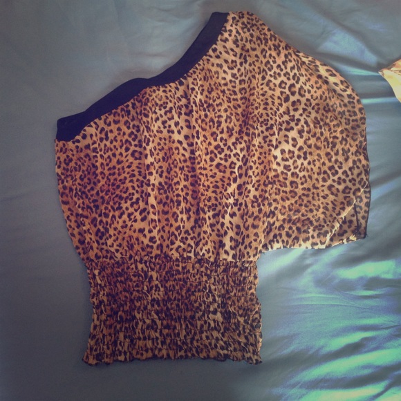 SOLD IN BUNDLE!!! One-shoulder cheetah print top! - Picture 1 of 3