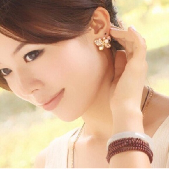 Gorgeous crystal butterfly stud earrings - Picture 4 of 4