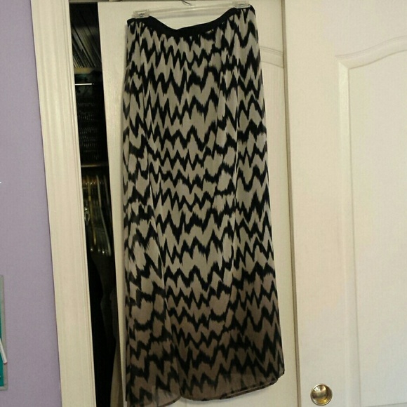 Maxi skirt by Pleione tribal print chevron black
