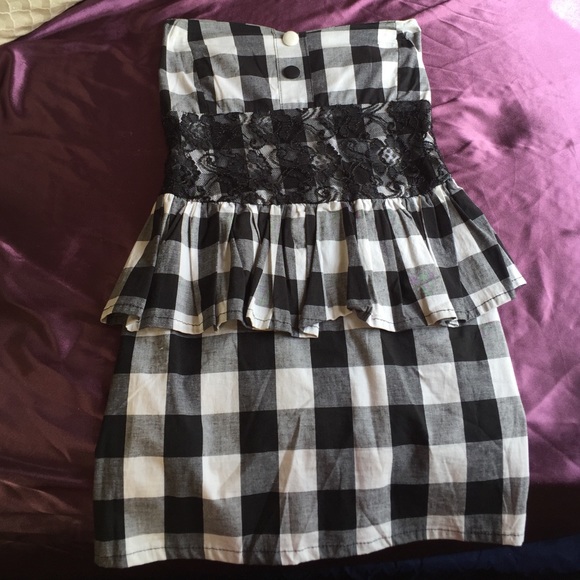 Cute strapless dress!