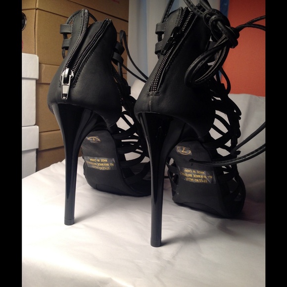 LACE UP HEELS GLADIATOR       SIZE 7 - Picture 4 of 7