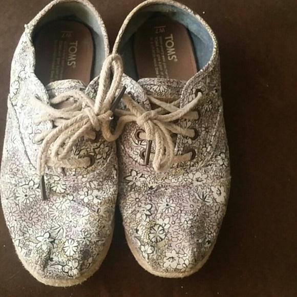 Toms tie shoes
